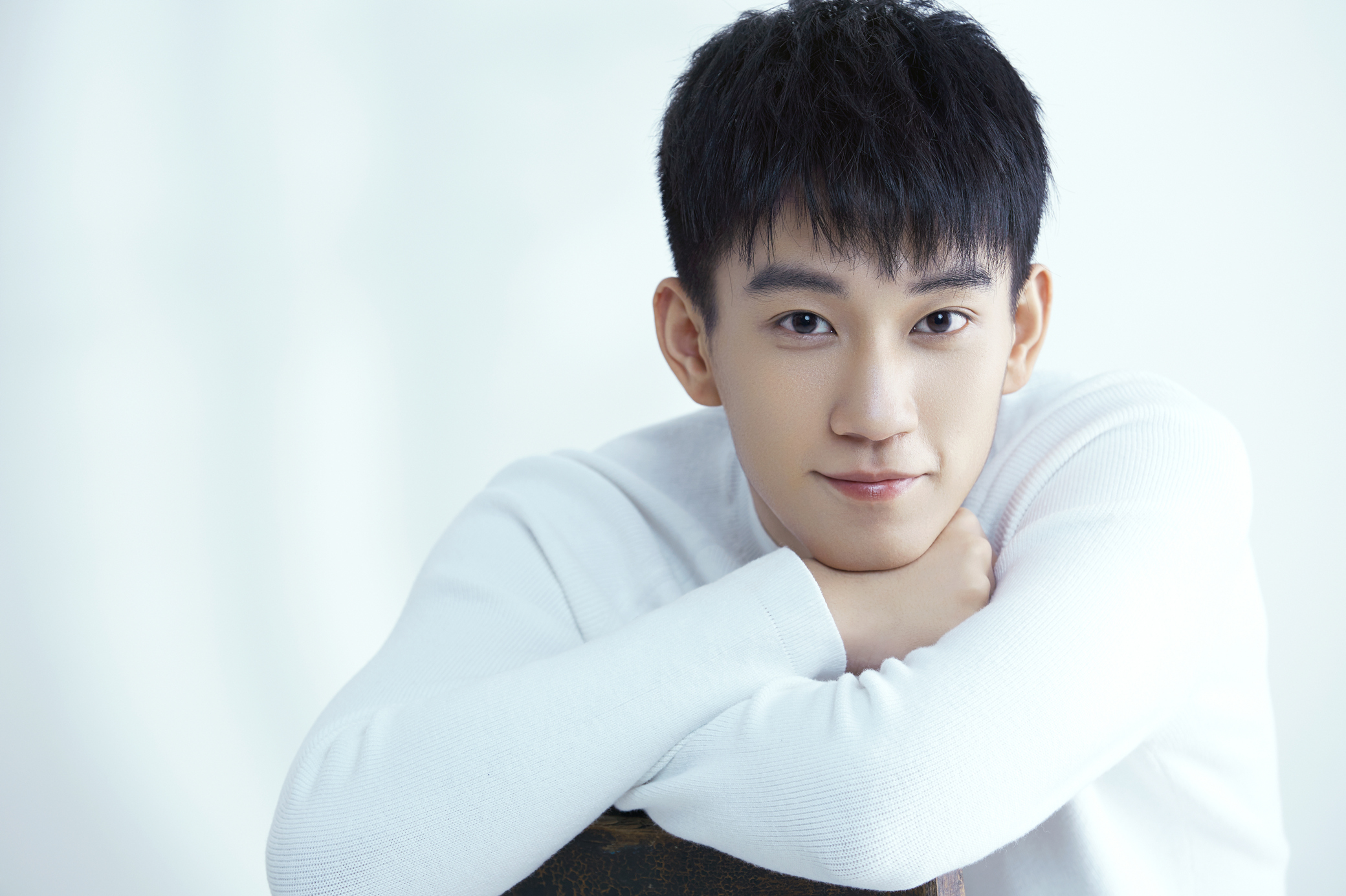 王子奇纯白写真眼神清澈